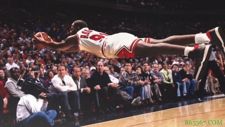 ?打破时空壁！NBA花絮图集：现役球星变装复刻名宿经典镜头