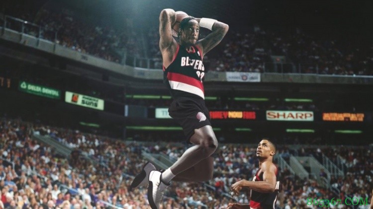 ?打破时空壁！NBA花絮图集：现役球星变装复刻名宿经典镜头