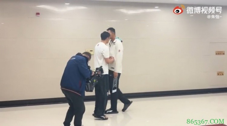 ?熟人相遇!阿联直呼丁彦雨航为“丁神” 赵睿说小丁“胖了”