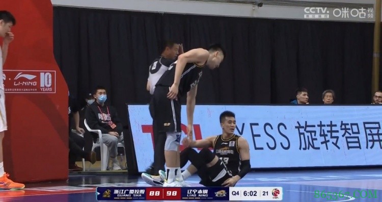 ?郭艾伦上篮滑倒 坐地上喊话张镇麟：金金 跟进呐 等你扣篮呢