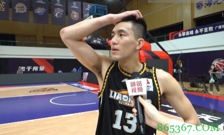 郭艾伦谈滑倒:稳稳的两分怒送失误 也算给球迷贡献一个看点