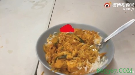 伙食不错！周琦发微博晒晚餐：冒个泡