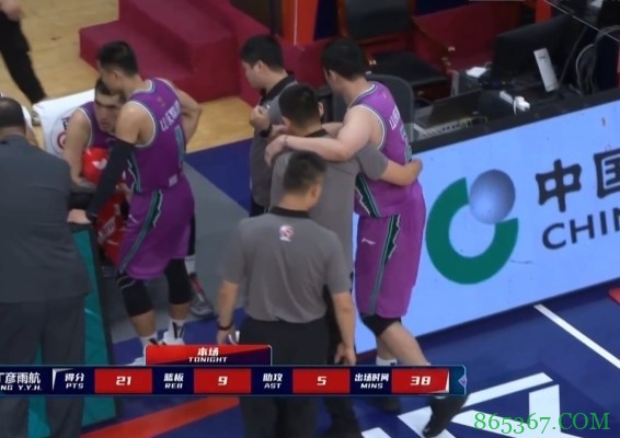 记者:丁彦雨航不是膝盖受伤 伤势问题不大