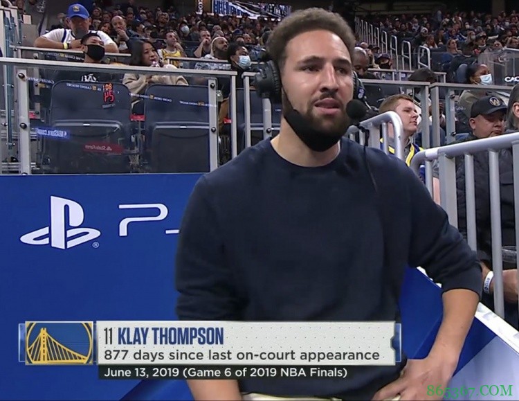 嘉宾克莱！便装克莱场边一边骑单车 一边接受采访甚是潇洒