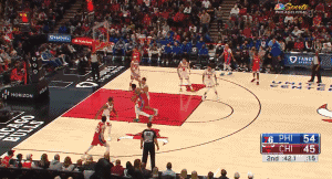 恩比德懊恼挥拳险些正中球哥面门 被裁判吹罚技术犯规