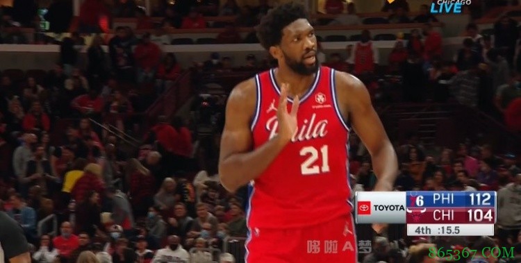 装到了！恩比德后仰三分杀死比赛 朝公牛观众挥手说再见