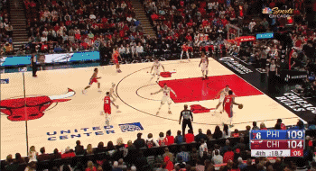 装到了！恩比德后仰三分杀死比赛 朝公牛观众挥手说再见