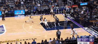 一气呵成!希尔德抢断后转身过掉防守命中半场压哨三分