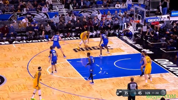 不得了活久见！戈贝尔胯下运球晃起防守后跳投空心命中