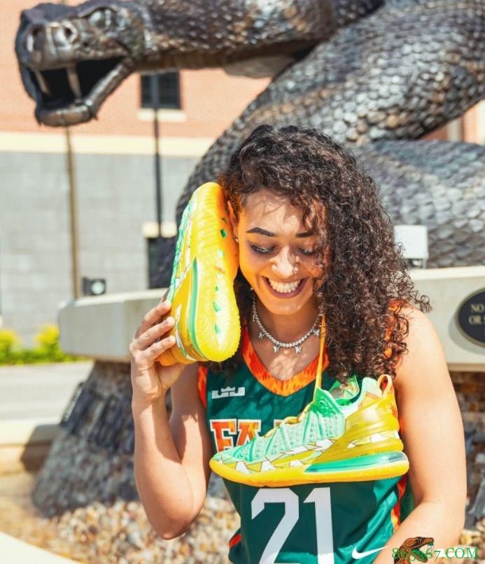 詹姆斯标志首次印在大学球衣上 本人转发：向前冲吧！