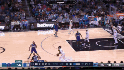 与时间赛跑！曼恩半场漂移三分压哨命中