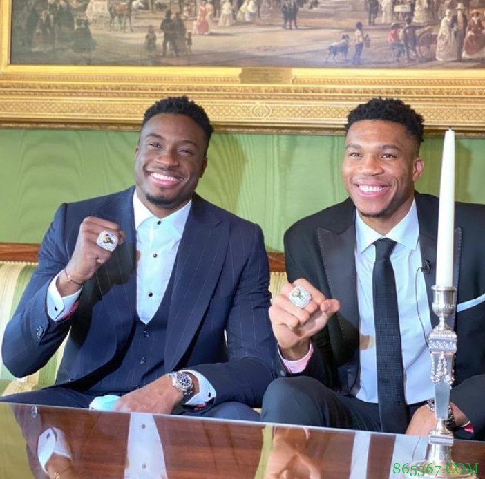 雄鹿官方调侃：字母两兄弟体验了一把在白宫当总统的感觉！