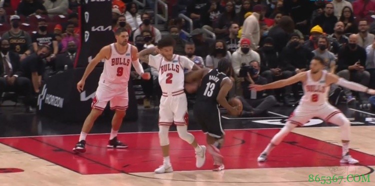 哈登挂手臂被裁判抓到吹罚进攻犯规 哈登双手抱头非常懊恼