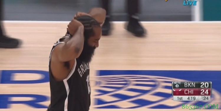 哈登挂手臂被裁判抓到吹罚进攻犯规 哈登双手抱头非常懊恼