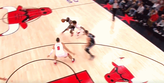 哈登挂手臂被裁判抓到吹罚进攻犯规 哈登双手抱头非常懊恼