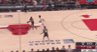 哈登挂手臂被裁判抓到吹罚进攻犯规 哈登双手抱头非常懊恼