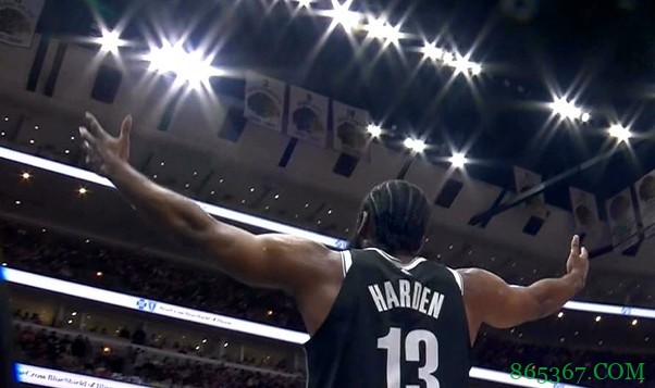 ?终于响哨了!哈登打成2+1后面露微笑 朝天飞吻 高举双手庆祝