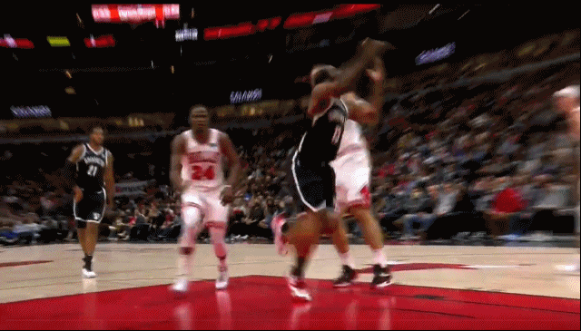 ?终于响哨了!哈登打成2+1后面露微笑 朝天飞吻 高举双手庆祝