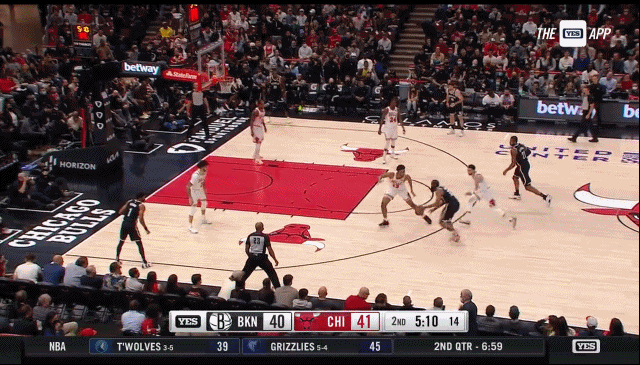 ?终于响哨了!哈登打成2+1后面露微笑 朝天飞吻 高举双手庆祝