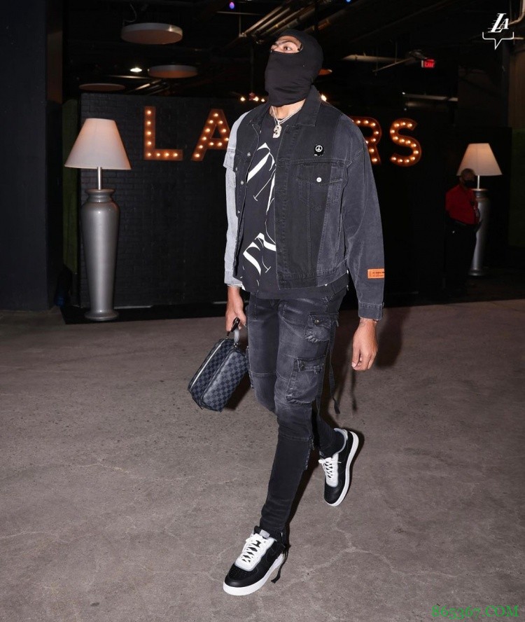 整装待发!湖人官方晒出球队赛前入场照:入场⏱