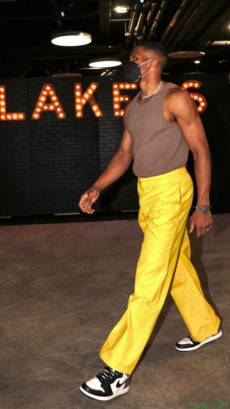 整装待发!湖人官方晒出球队赛前入场照:入场⏱