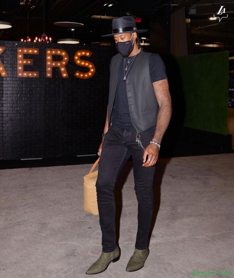 整装待发!湖人官方晒出球队赛前入场照:入场⏱