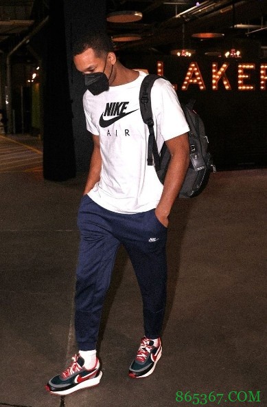 整装待发!湖人官方晒出球队赛前入场照:入场⏱