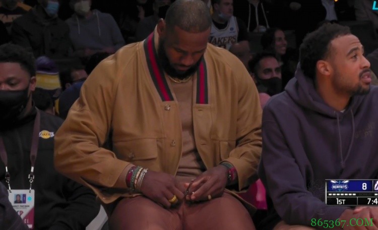 悠然自得！詹姆斯在替补席一边剪指甲一边观看比赛