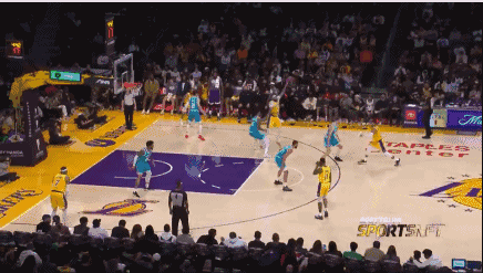 盖了帽了!威少空切接浓眉传球面对空篮将球砸飞