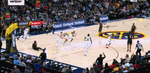 冲突！大莫故意撞约基奇 约基奇报复将大莫撞飞 双双被驱逐