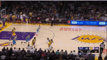 安东尼第6记三分射停黄蜂！老詹场边疯狂“爆头”庆祝