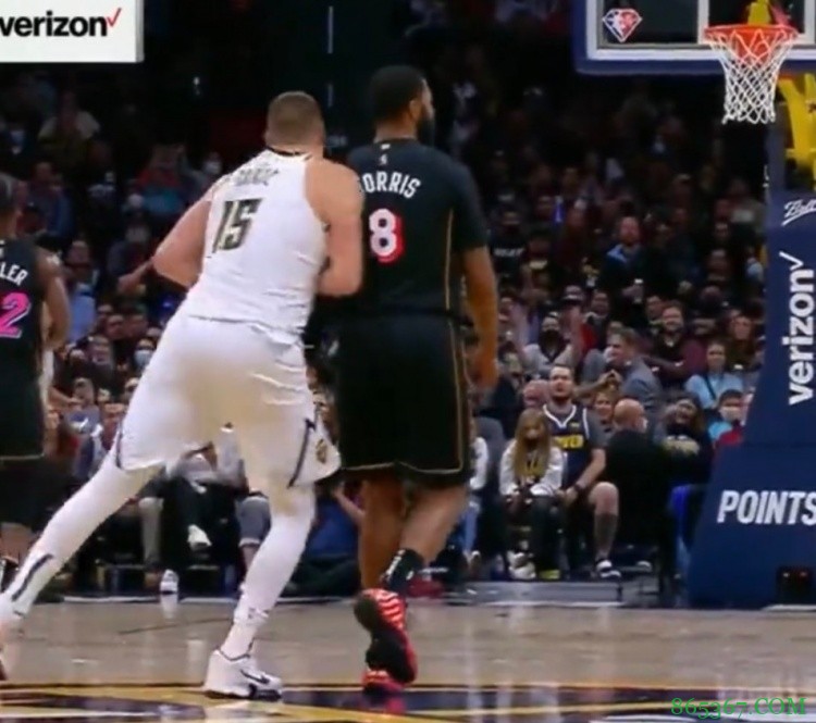 小莫里斯更推：等我哥转身然后推他 我记下了?