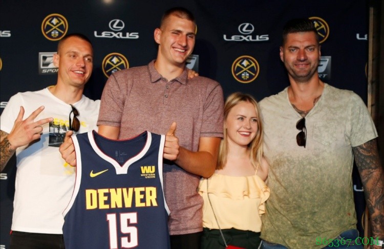 咽不下这口气！被莫里斯冲撞后 约基奇的哥哥们在场边蠢蠢欲动