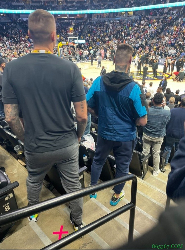 咽不下这口气！被莫里斯冲撞后 约基奇的哥哥们在场边蠢蠢欲动