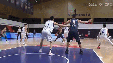 一声叹息!易建联篮下进攻连遭孟子凯与潘宁封盖 无奈苦笑