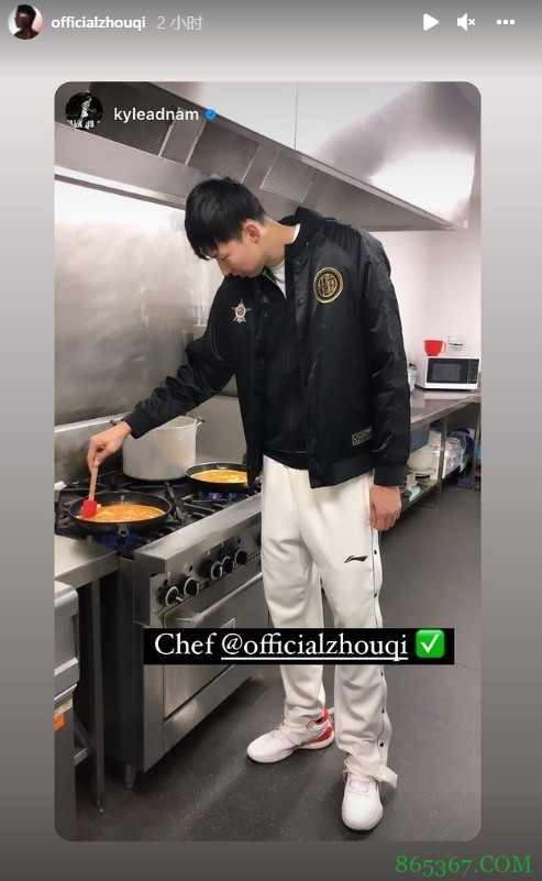 周琦凤凰队队友社媒晒周琦在厨房煎鸡蛋饼照片:大厨