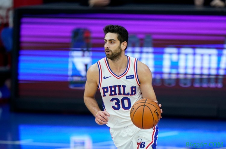 无人可用！76人今日首发阵容年薪合计不到1300万