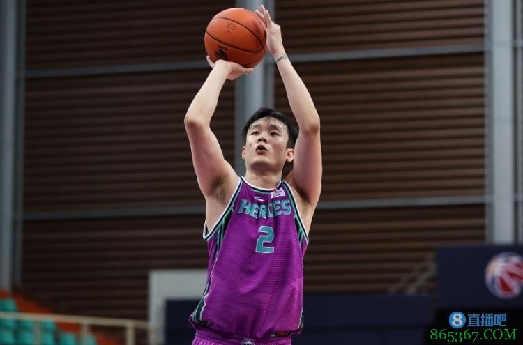 可圈可点！丁彦雨航半场8投4中得到12分5篮板3助攻