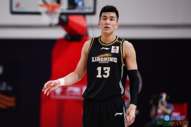 轻松写意!郭艾伦出战19分钟得到26分5助 上半场得到19分