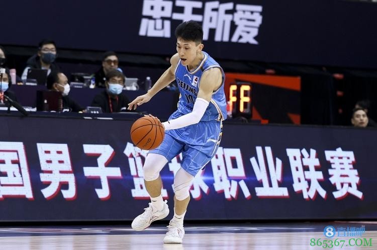 宋翔：刘晓宇初步诊断为普通崴脚 目前有点肿&但问题不大