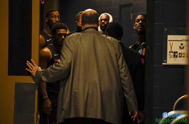 找约基奇算账!摄影师晒照:巴特勒带领队友堵门 随后保安介入