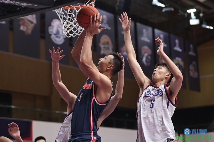 一声叹息!易建联篮下进攻连遭孟子凯与潘宁封盖 无奈苦笑