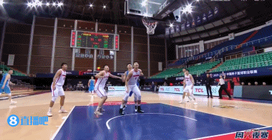 易建联&张皓嘉抢板抢到一起导致球出界 阿联很生气