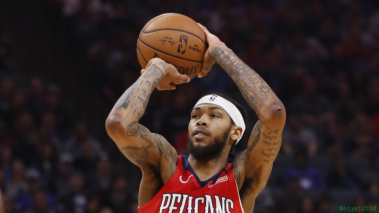 瓦兰:看到英格拉姆出手中距离我不抢前场板 我知道一定会进