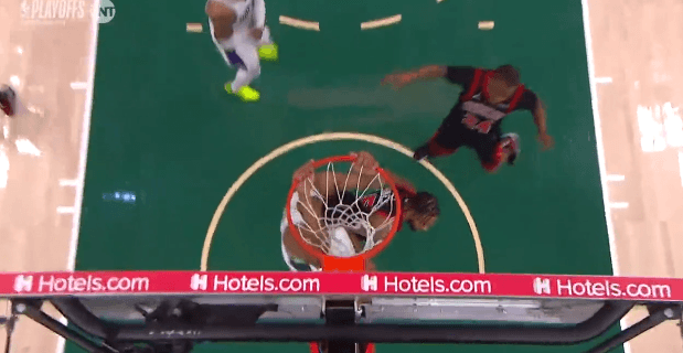 字母谈打板暴扣：当时我被困住了没人可传 只能传给篮板?