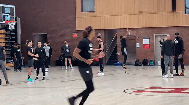 纽约记者：科沃尔在今日训练结束后对本西进行了投篮方面的指导