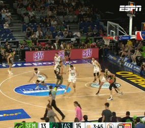 坐着打！周琦篮下单打左手抛射得手 可惜加罚不中