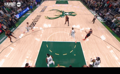 太强了!德罗赞迎着字母哥长臂拉杆命中拿下季后赛生涯新高41分