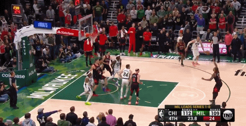 太强了!德罗赞迎着字母哥长臂拉杆命中拿下季后赛生涯新高41分