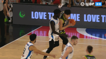 还得你来啊！墨尔本联一波10-0反超凤凰 周琦强势打进2+1扳平